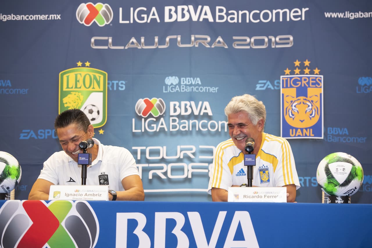 Estas son las mejores imágenes del Día de Medios que sostuvieron Ricardo 'Tuca' Ferretti, entrenador de Tigres, Ignacio Ambriz, técnico del Léon, y algunos de sus futbolistas como Carlos Salcedo, Guido Pizarro, Eduardo Vargas, Luis Montes, Ángel Mena o Fernando Navarro, entre otros, un día antes del Juego de Ida de la Final del Clausura 2019 de la Liga MX, que se efectuará en Monterrey.