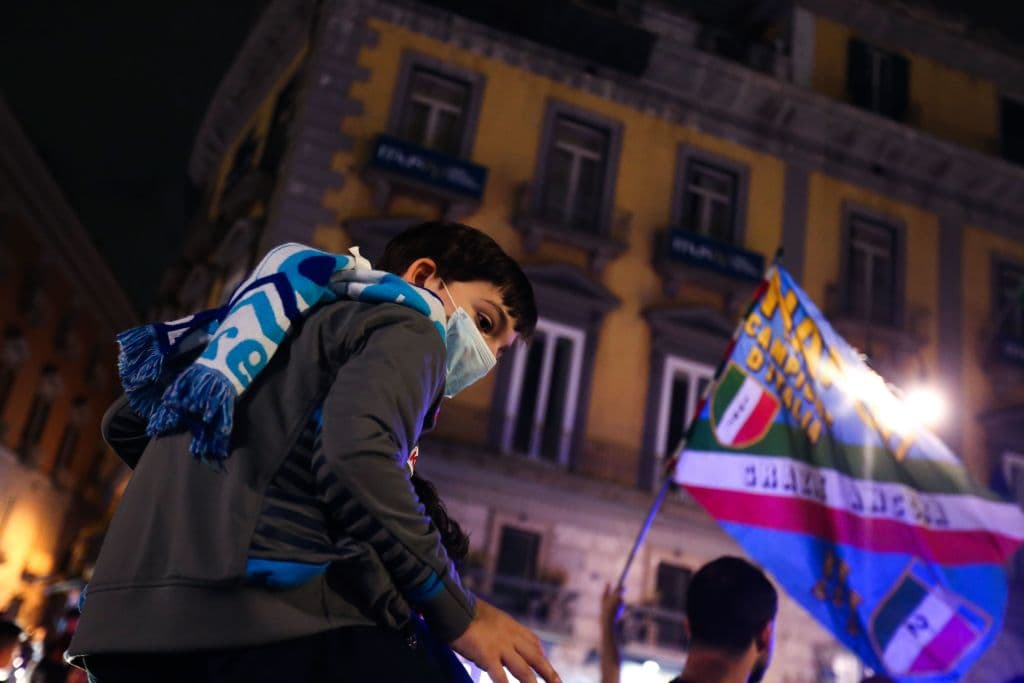 Nada pudo contener la alegria de la afición de Napoli al conseguir un nuevo título del equipo ante Juventus.