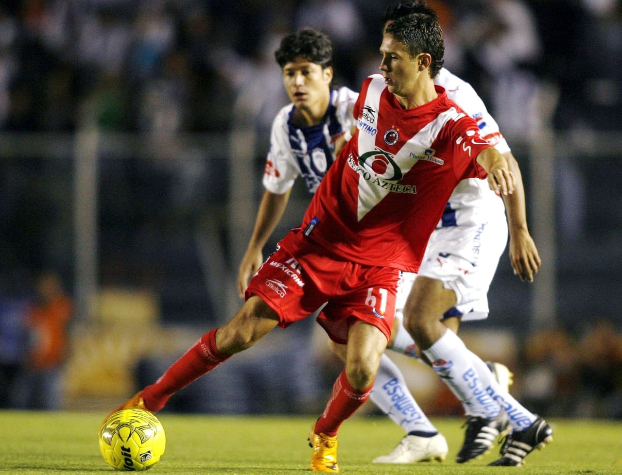 Layún debutó en 2008 con los Tiburones Rojos del Veracruz, entonces dirigidos por Miguel Herrera. Le decían 'Palito de Pan'.