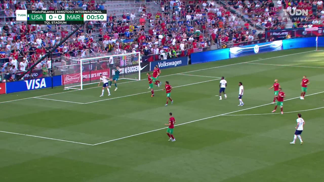 Arranca el partido y la pelota está en juego.