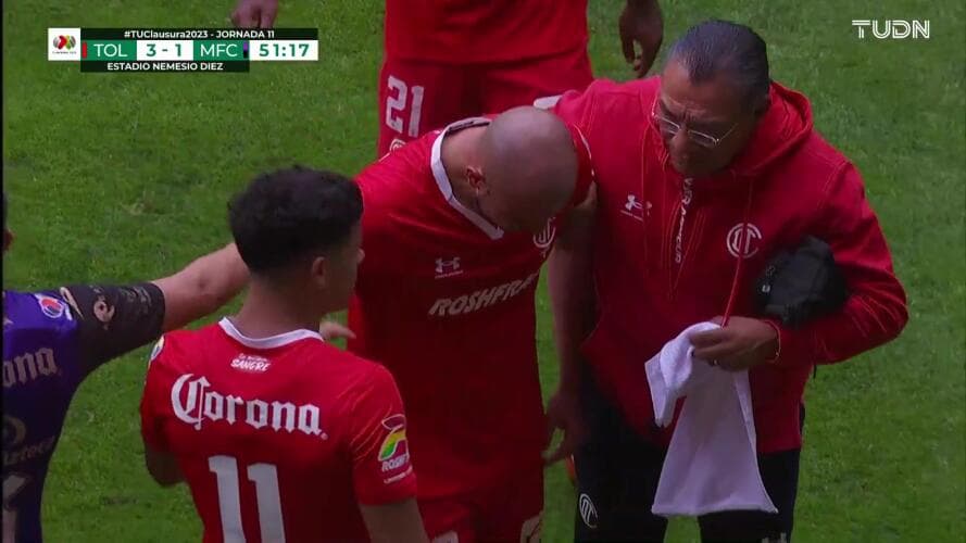 Carlos González tuvo que salir del partido ante Mazatlán tras sufrir mareos 