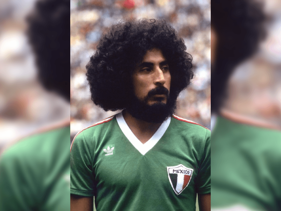 Leonardo Cuellar, en sus tiempos como jugador, conservaba su melena esponjosa.