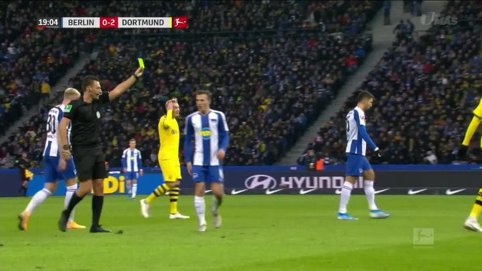 Tarjeta amarilla. El árbitro amonesta a Mats Hummels de Borussia Dortmund