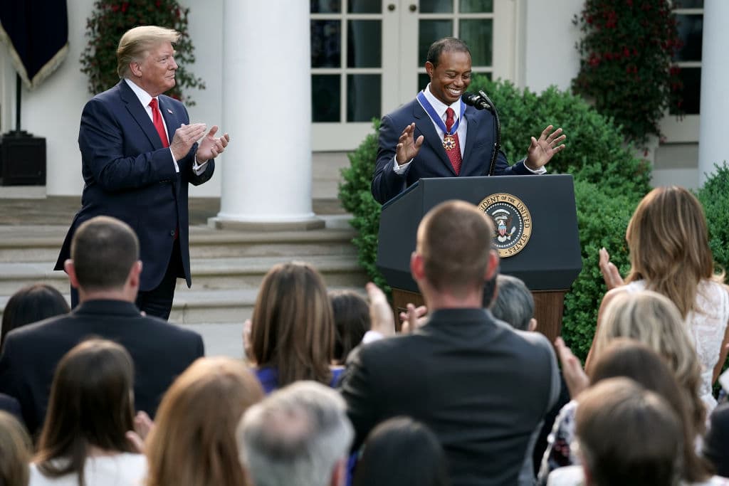 El Presidente de Estados Unidos de América Donald Trump entregó este lunes al golfista Tiger Woods la Medalla Presidencial de la Libertad, el mayor reconocimiento civil en EEUU, situación que ha generado controversia sobre si entra en juego la predilección del Mandatario por el golf y en coincidencia con el logro de Woods al ganar la edición 2019 del Masters, por encima de otros candidatos más prototípicos para adjudicarse la presea. Estas son las imágenes de la ceremonia.
