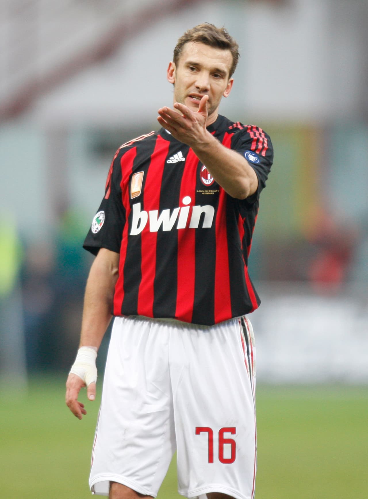 Andriy Shevchenko llegó a su segunda etapa con el Milan y Alexandre Pato ya tenía el número 7. Por eso también se inclinó por llevar el año de su nacimiento.