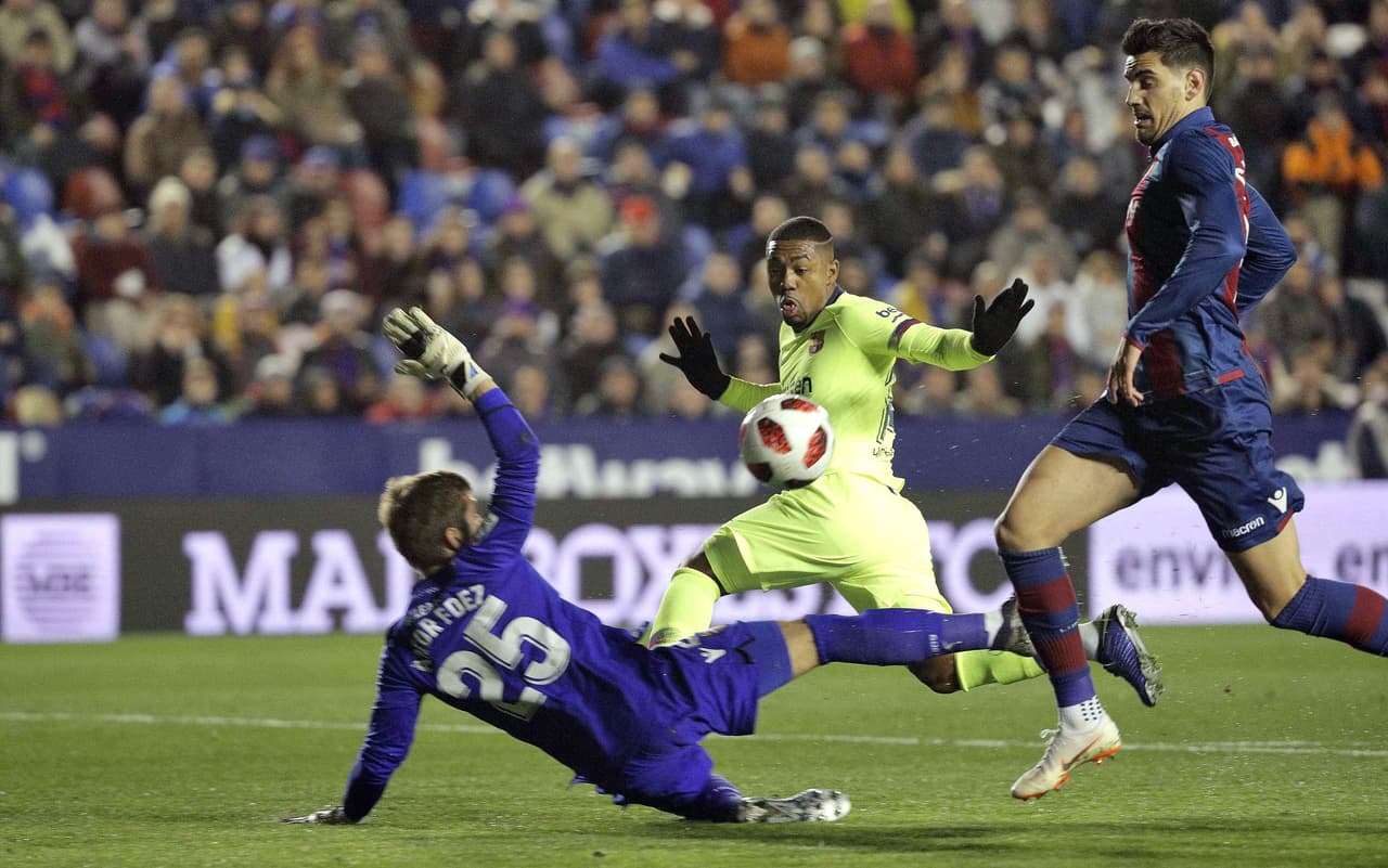 Y en un contragolpe quedó en mano a mano el brasileño Malcom, pero el portero Aitor Fernández le negaba el gol la mejor ocasión que tuvo el Barça en la primera parte.