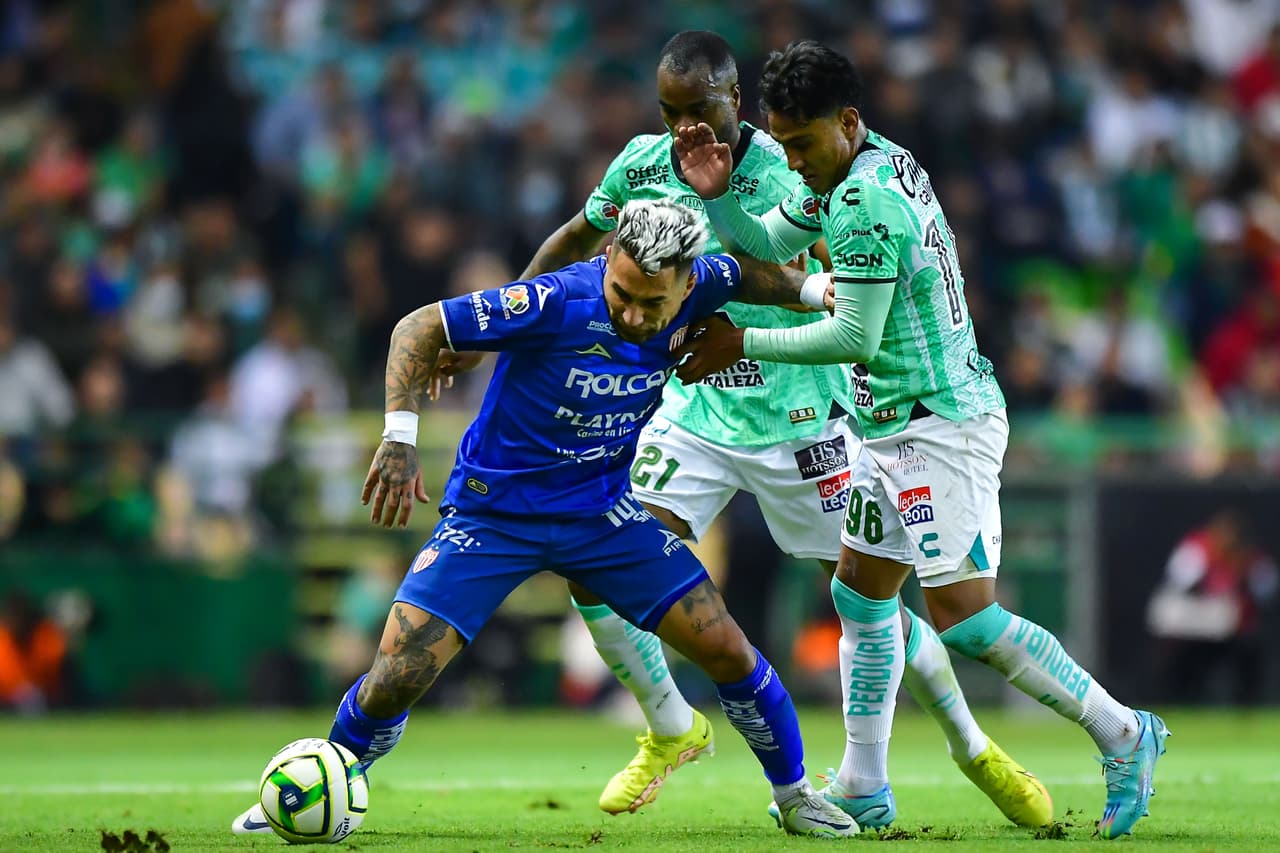 El León vino de atrás para derrotar al Necaxa y con ello sacar el primer triunfo del torneo.