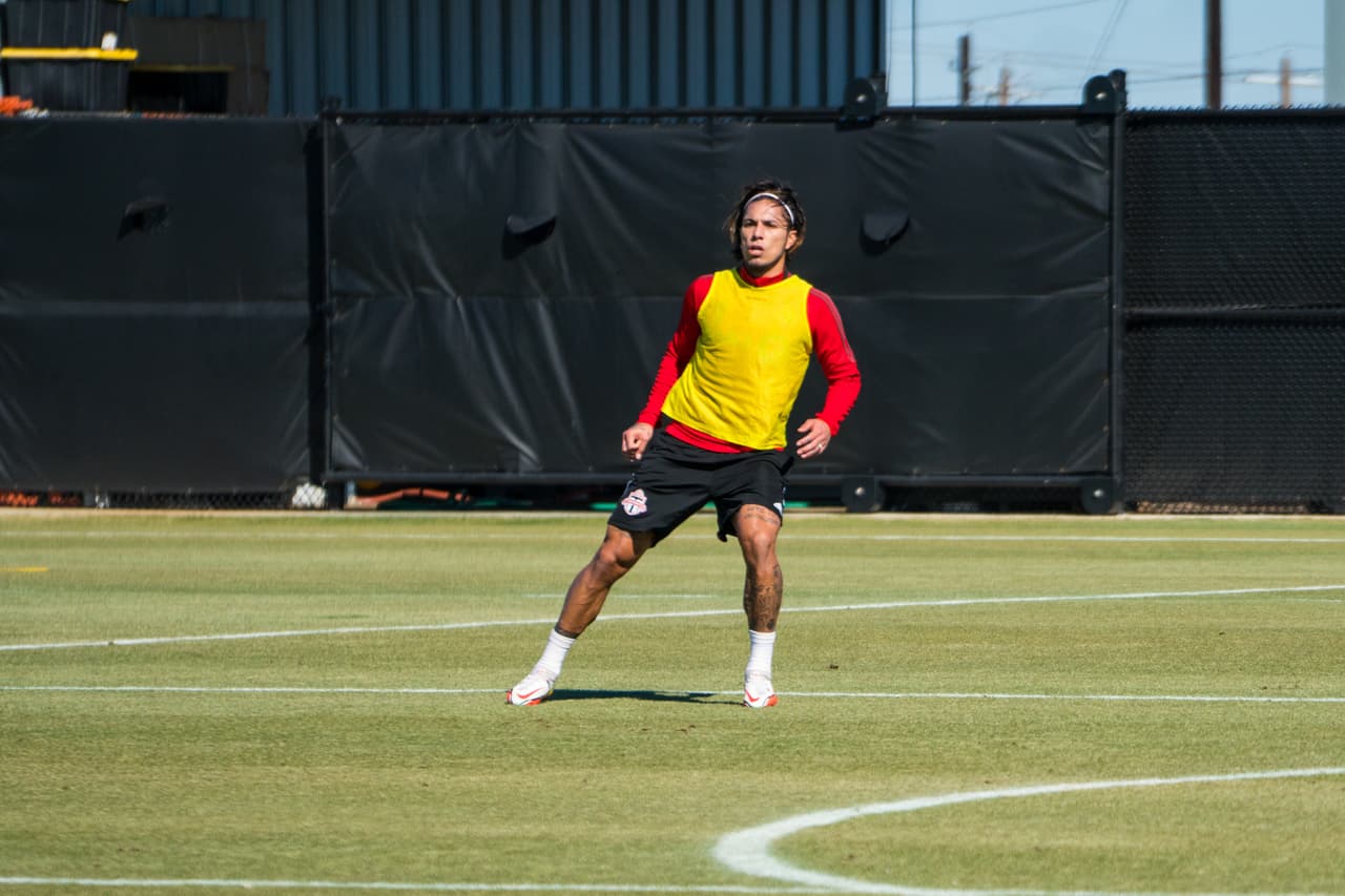 Bob Bradley sobre Salcedo: "Va en la dirección correcta"