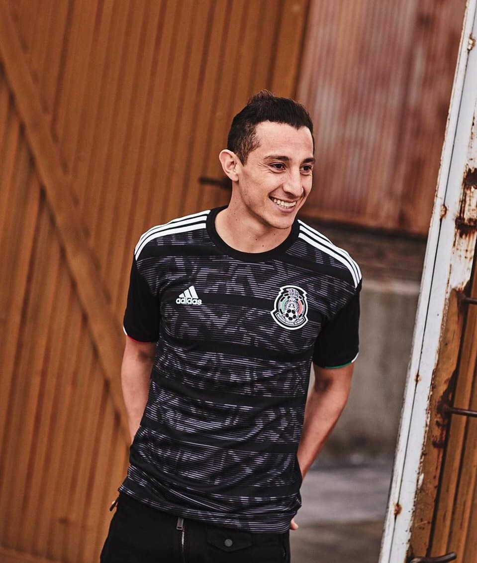 <a href="https://www.univision.com/deportes/futbol/mexico/vuelve-el-negro-estos-son-los-detalles-de-la-playera-del-tri-para-la-copa-oro-2019-fotos" target="_blank">Como lo habíamos anticipado hace unos días</a>, el Tri volverá a vestir de negro en su uniforme principal para la Copa Oro de 2019. Además, los patrones de la cultura azteca, como en 1994 con el calendario, hacen de esta playera una de las más hermosas de la temporada para los expertos.