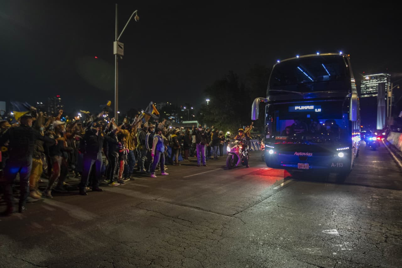 Autoridades de la Alcaldía Coyoacán resguardaron el perímetro del Estadio Olímpico Universitario horas antes del cotejo, pero nada detuvo a los hinchas auriazules para alentar a su escuadra en el primer episodio de la Gran Final del Guard1anes 2020.
