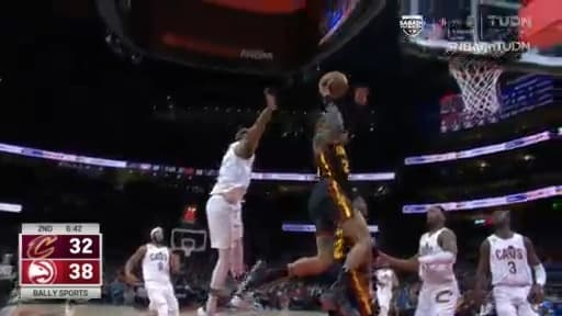 Rompimiento rápido de Hawks y volcada de Collins que muestra su poder