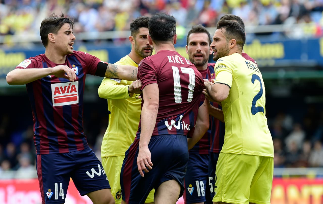 Los ánimos se agitaban ya que los jugadores del Villarreal insinuaban que Kike había simulado la falta por la que les cobraron el penal del empate.