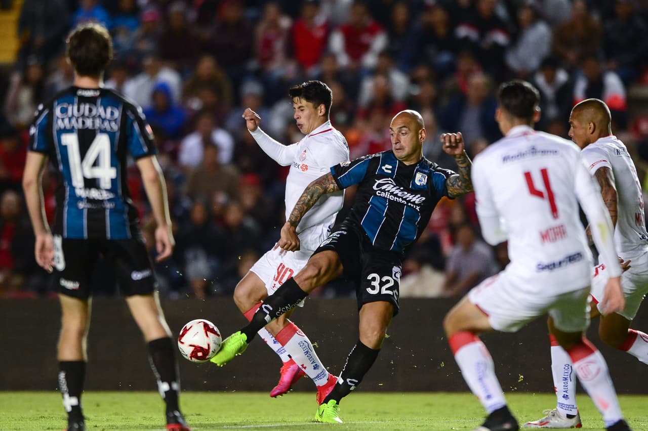 Con goles de Leonardo Fernández y Jorge Aguilar, Gallos y Diablos no se hacen daño y reparten puntos en Querétaro.