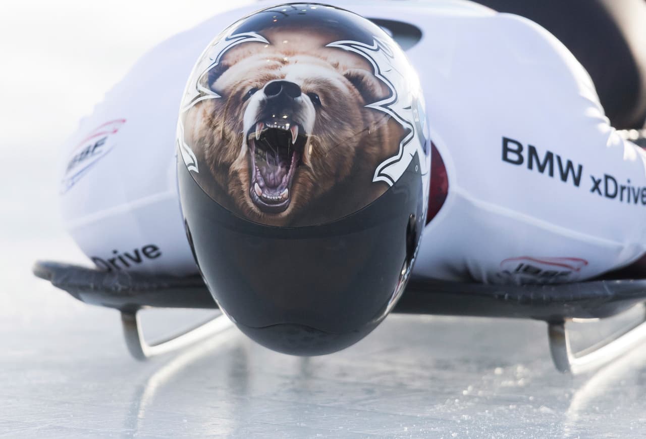 Los animales salvajes 'saliendo' de los cascos suelen ser los más utilizados por los atletas, como una forma de expresar su 'fiereza' en esta dura competencia.