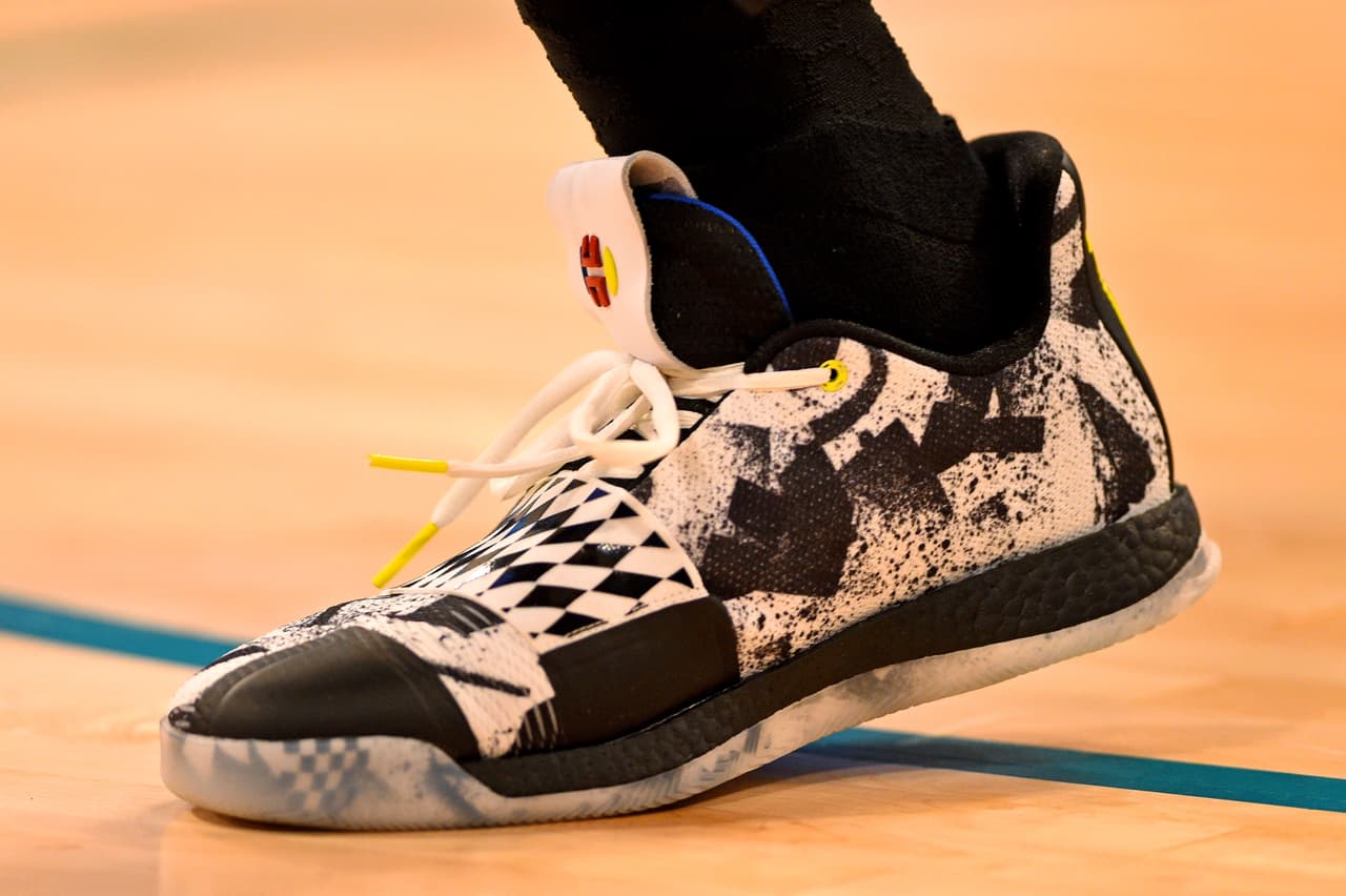 La estrella de los Houston Rockets James Harden usando su modelo Harden Vol. 2.