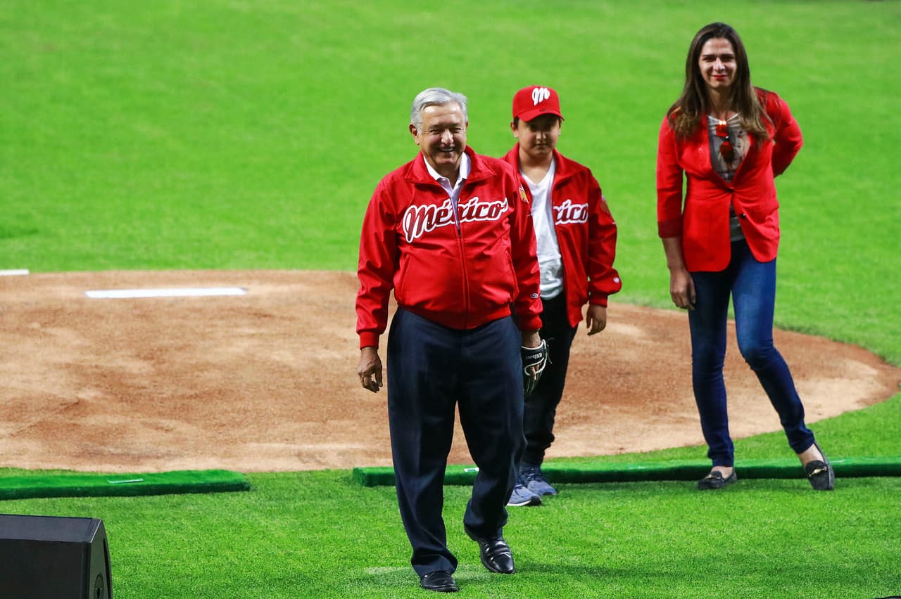 El Presidente de México Andrés Manuel López Obrador se encargó de hacer el lanzamiento inicial en la inauguración del Estadio Alfredo Harp Helú, nueva sede de los Diablos Rojos del México.