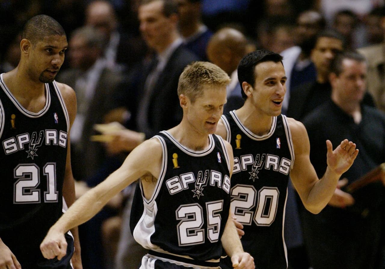 El recorrido de Ginobili es tan grande que jugadores como Steve Kerr que fue compañero suyo ahora se ha convertido en su verdugo como coach.