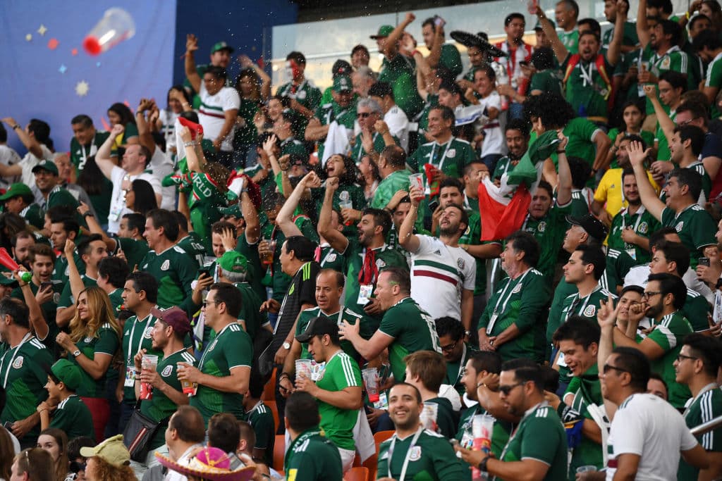 Los mexicanos, incrédulos por lo que había sucedido con su equipo contra Suecia, se veían favorecidos por una decisión del VAR y un contragolpe de Corea del Sur para eliminar a Alemania.