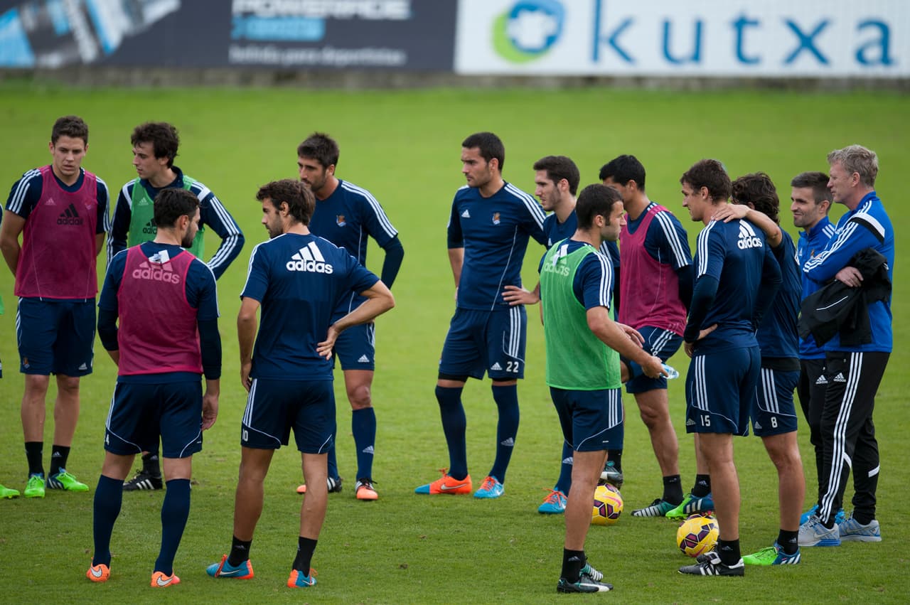 Tras el pitazo inicial, los jugadores de Racing no se movieron por lo que el árbitro decidió teminar el partido antes del primer minuto.