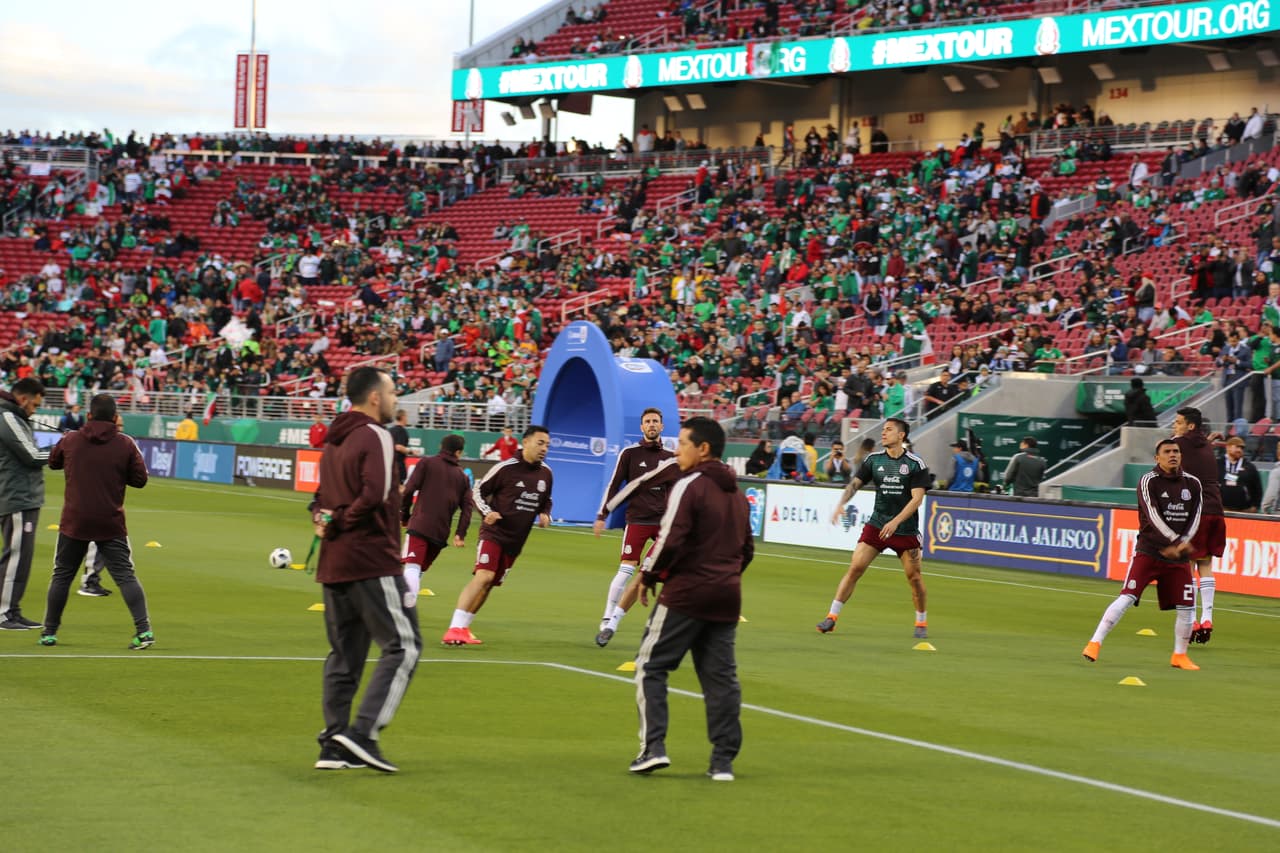 Seguimiento gráfico de los trabajos en cancha de los jugadores, las características del escenario y hasta la alegría de los asistentes en el Levi's Stadium en el partido de México contra Islandia.