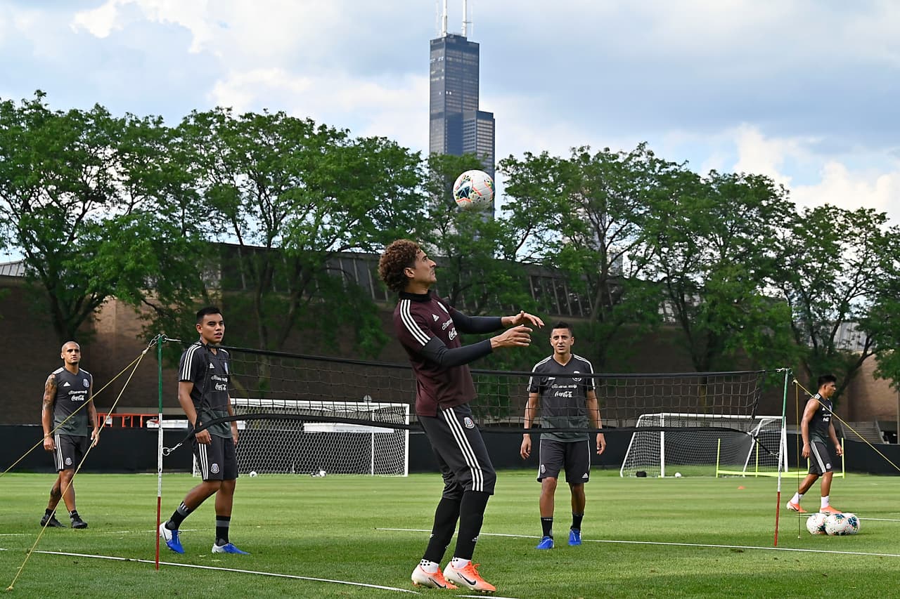 Integrantes y cuerpo técnico de la Selección Mexicana de fútbol no perdieron el tiempo y luego de su llegada a la ciudad de Chicago, se pusieron a entrenar en las instalaciones de la Universidad de Illinois. El entrenador Gerardo 'Tata' Martino dirigió la práctica para iniciar con la preparación en ruta al importante duelo por la Final de la Copa Oro ante Estados Unidos.