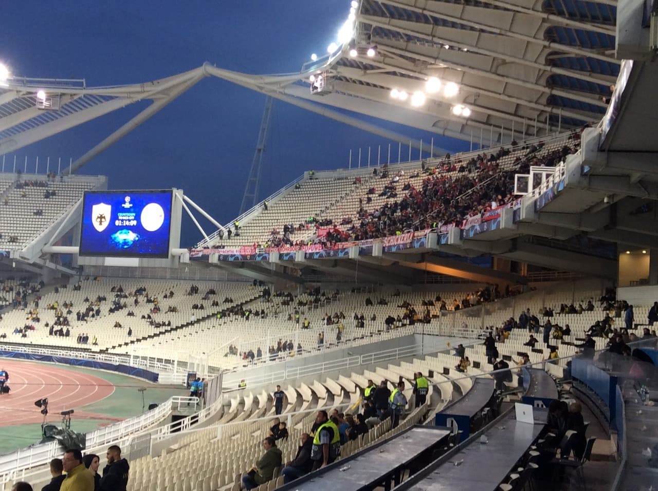 A pesar de jugar en Grecia, los aficionados del Bayern llegaron en buen número y se ubicaron en una de las bandejas superiores.
