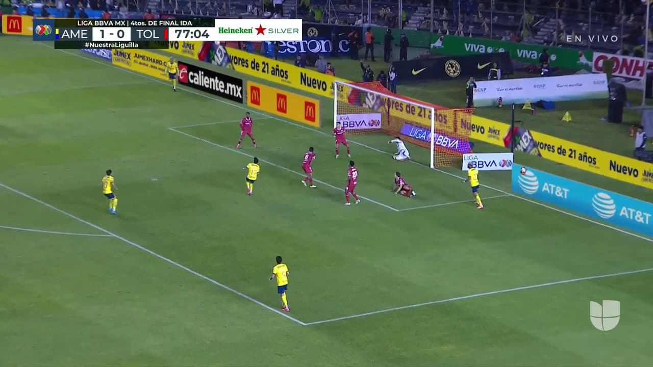 ¡CERCA! Rodrigo Aguirre disparó que se estrella en el poste.