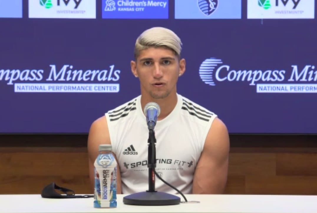 Alan Pulido: "Yo lo hago, pero en el vestidor cuando termina el partido"