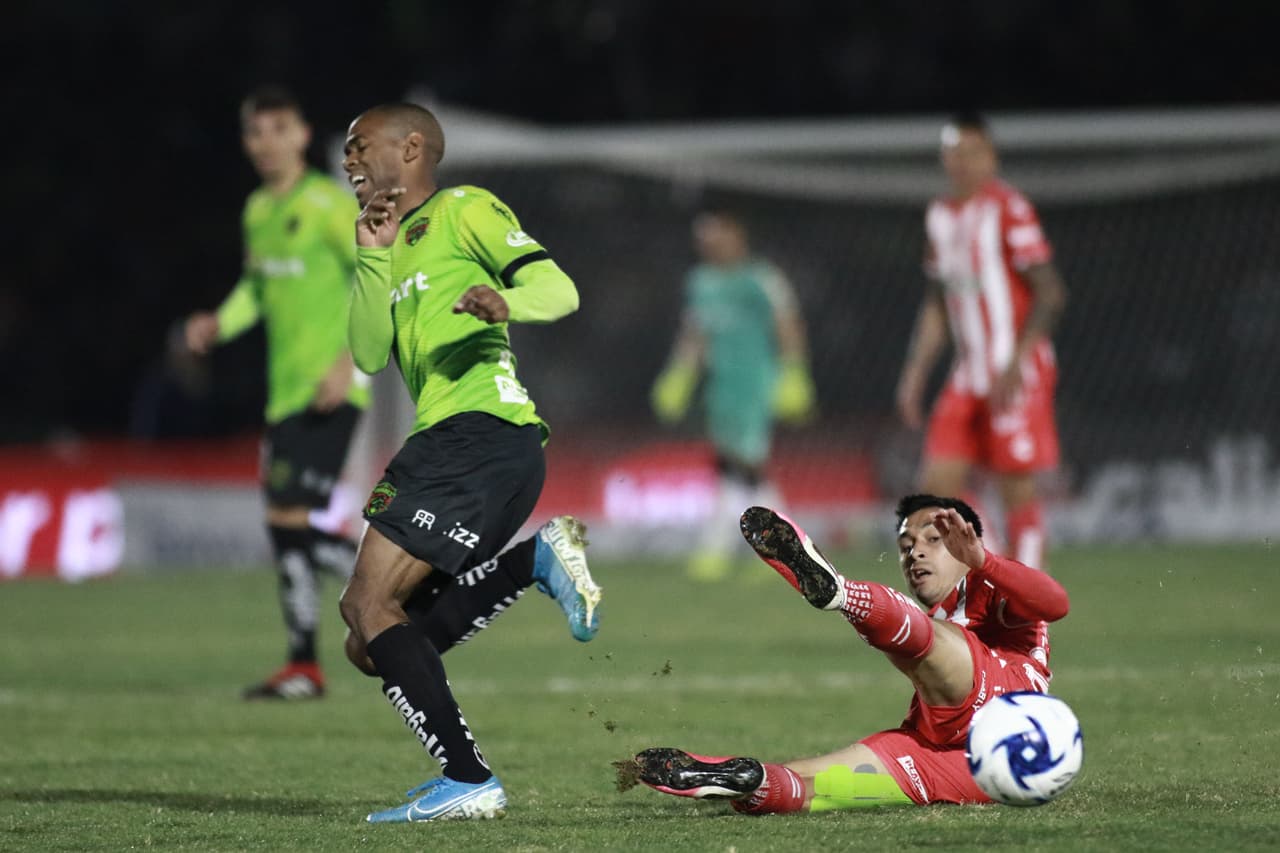 Victor Velázquez (39') y Martin Rabunal (48') le dan la tercera victoria del torneo a los Bravos.