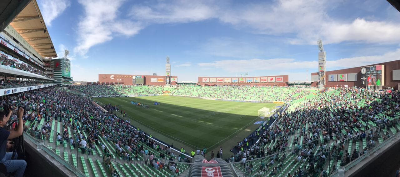 El Estadio Corona albergó el encuentro, con buena asistencia de público a pesar de la mala situación de Santos Laguna en la tabla.