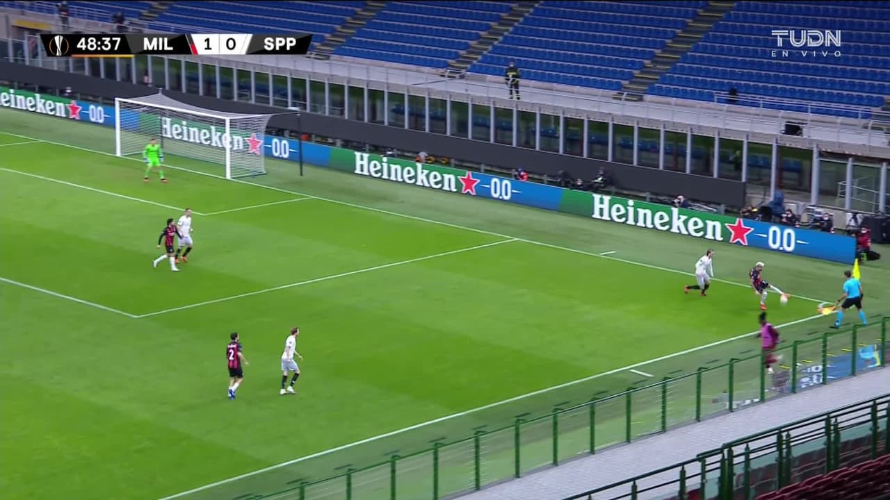 ¡TIRO ATAJADO! disparo por Rafael Leão.