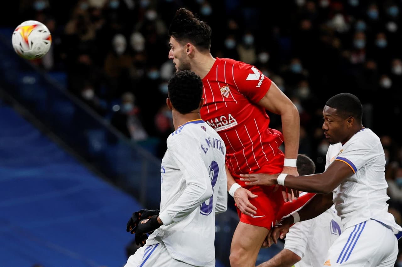 Real Madrid derrota al Sevilla 2-1 con anotaciones de Karim Benzema y Vinicius Jr durante la J15 en La Liga. El único tanto por parte del equipo visitante fue de Rafa Mir al inicio del encuentro. El equipo merengue es líder de la tabla.