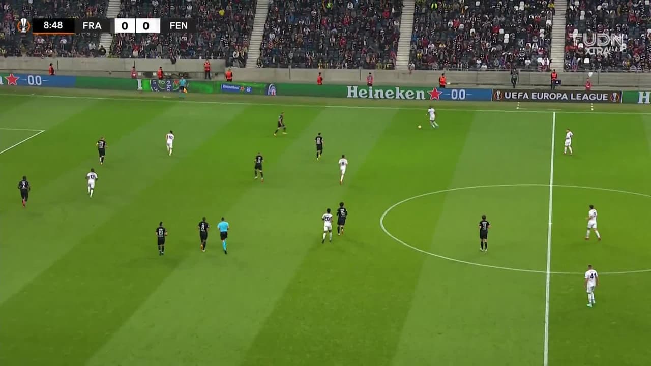 ¡CERCA! Mert Hakan Yandas disparó que se estrella en el poste.