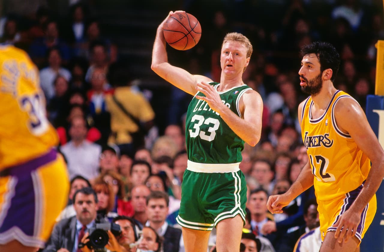 Larry Bird - El histórico alero de los Boston Celtics quedó inmortalizado con la retirada del número 33 en ese equipo.