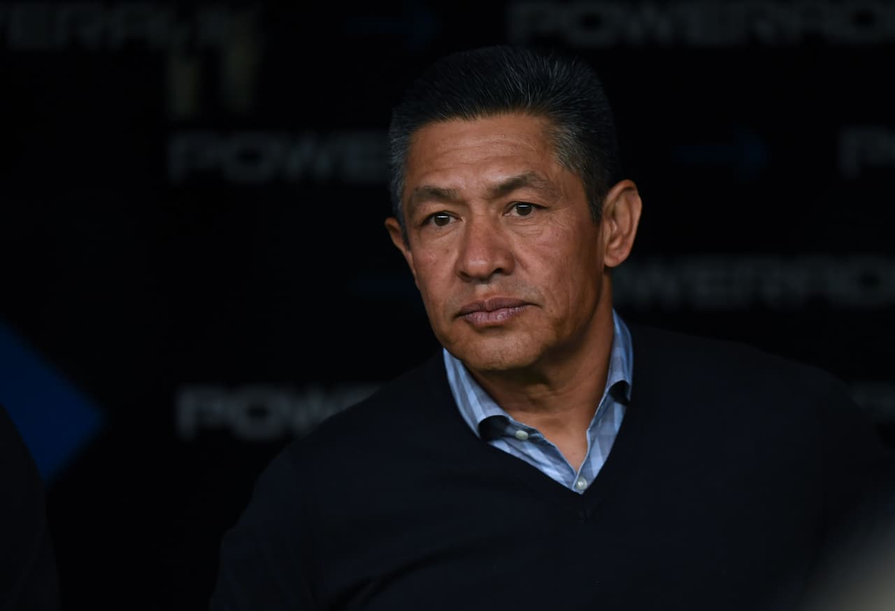 Ignacio Ambriz. Estuvo al frente de las Chivas en el 2012 y de 2015 a 2016 con América. Con los rojiblancos perdió el único clásico que dirigió. Dos victorias, un empate y dos derrotas, es su saldo en clásicos dirigiendo al América.