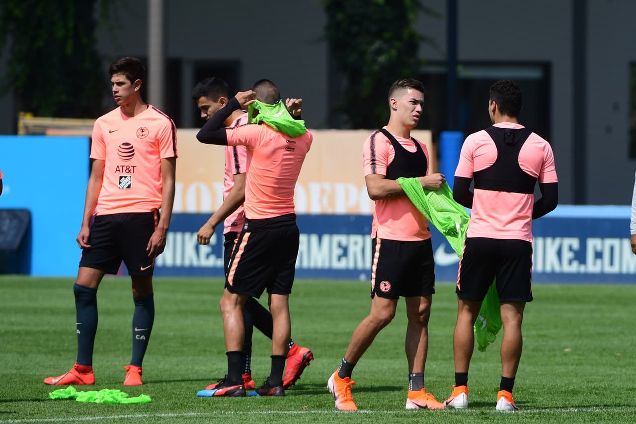 América confirmó la baja de Nicolás Benedetti y las lesiones de Nicolás Castillo y Oribe Peralta, pero sigue la evolución de Jérémy Menez y Roger Martínez que volvieron a la actividad en la Liga MX tras sus lesiones.