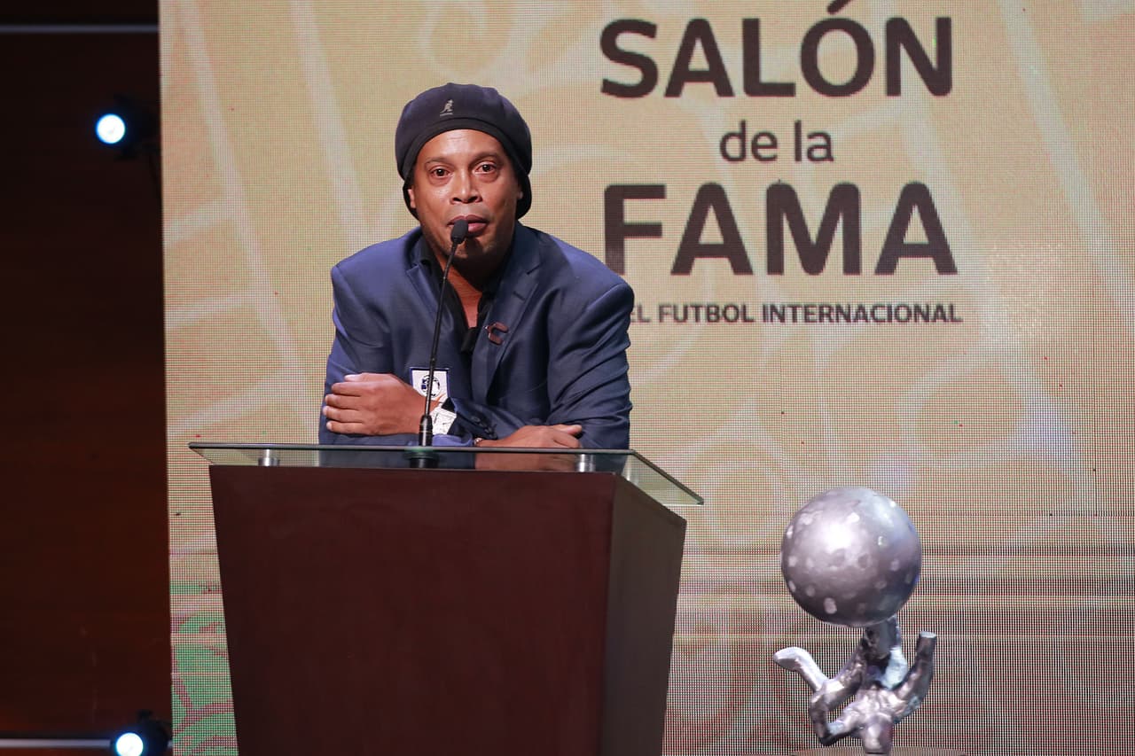 Ronaldinho fue la gran figura de la ceremonia de investidura al Salón de la Fama de la décima generación, en donde los grandes ausentes fueron Raúl González, Roberto Carlos, Fabio Cannavaro y Pia Sundhage.