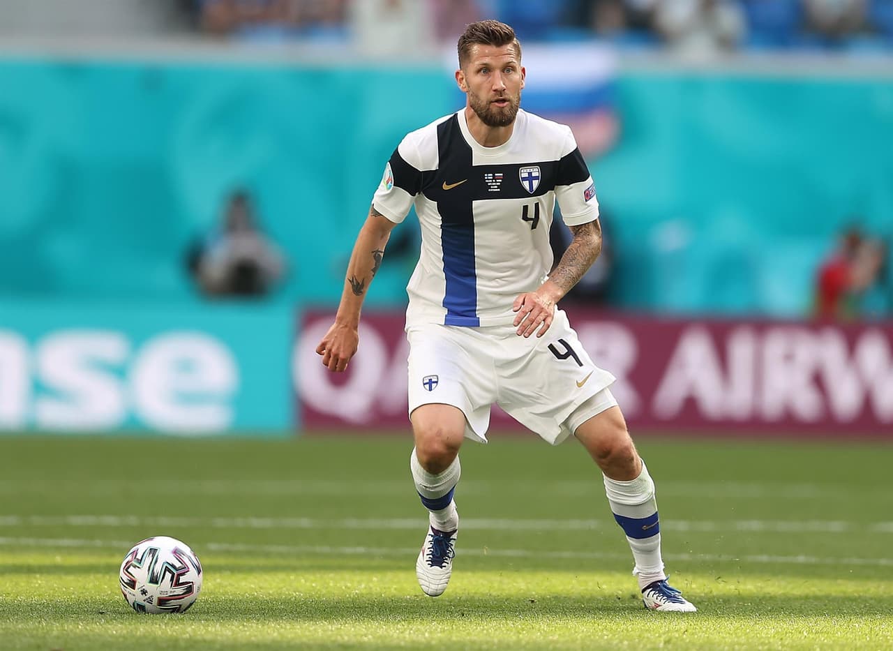 Rusia consigue su primera victoria tras derrotar 1-0 a Finlandia durante la segunda jornada del Grupo B en la Euro 2020. Parecía que los visitantes ponían el primer gol del encuentro pero, tras revisión del VAR, se anulaba la anotación. Ya al filo de la primera mitad, Aleksei Miranchuck anotó el tanto que le dio la victoria a los rusos en San Petersburgo.