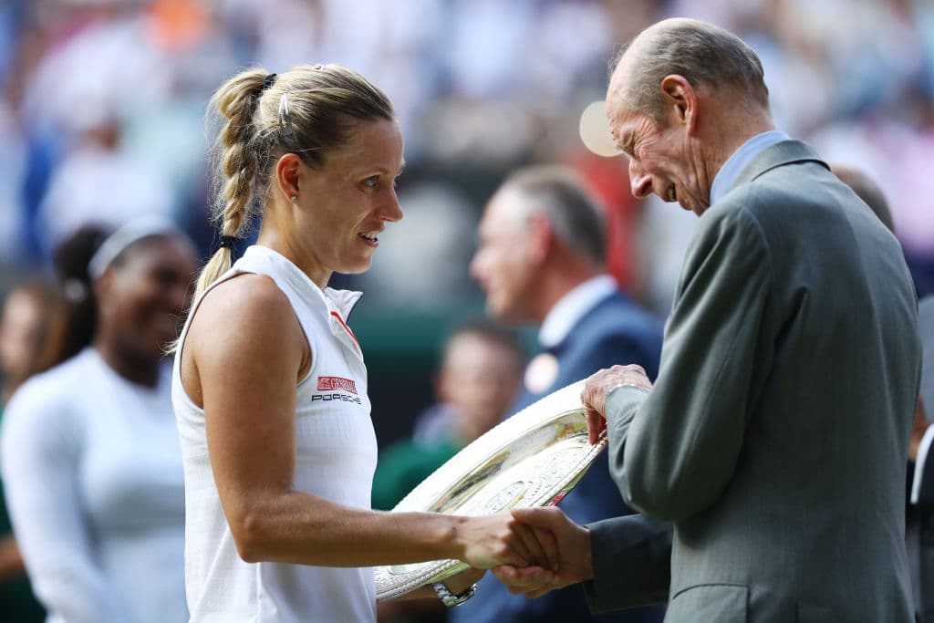 El príncipe Eduardo (derecha) entregó el trofeo a la campeona de Wimbledon, Angelique Kerber.