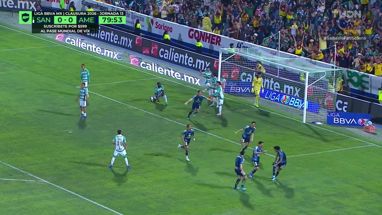 ¡GOL!  anota para Santos Laguna. Cristian Dájome