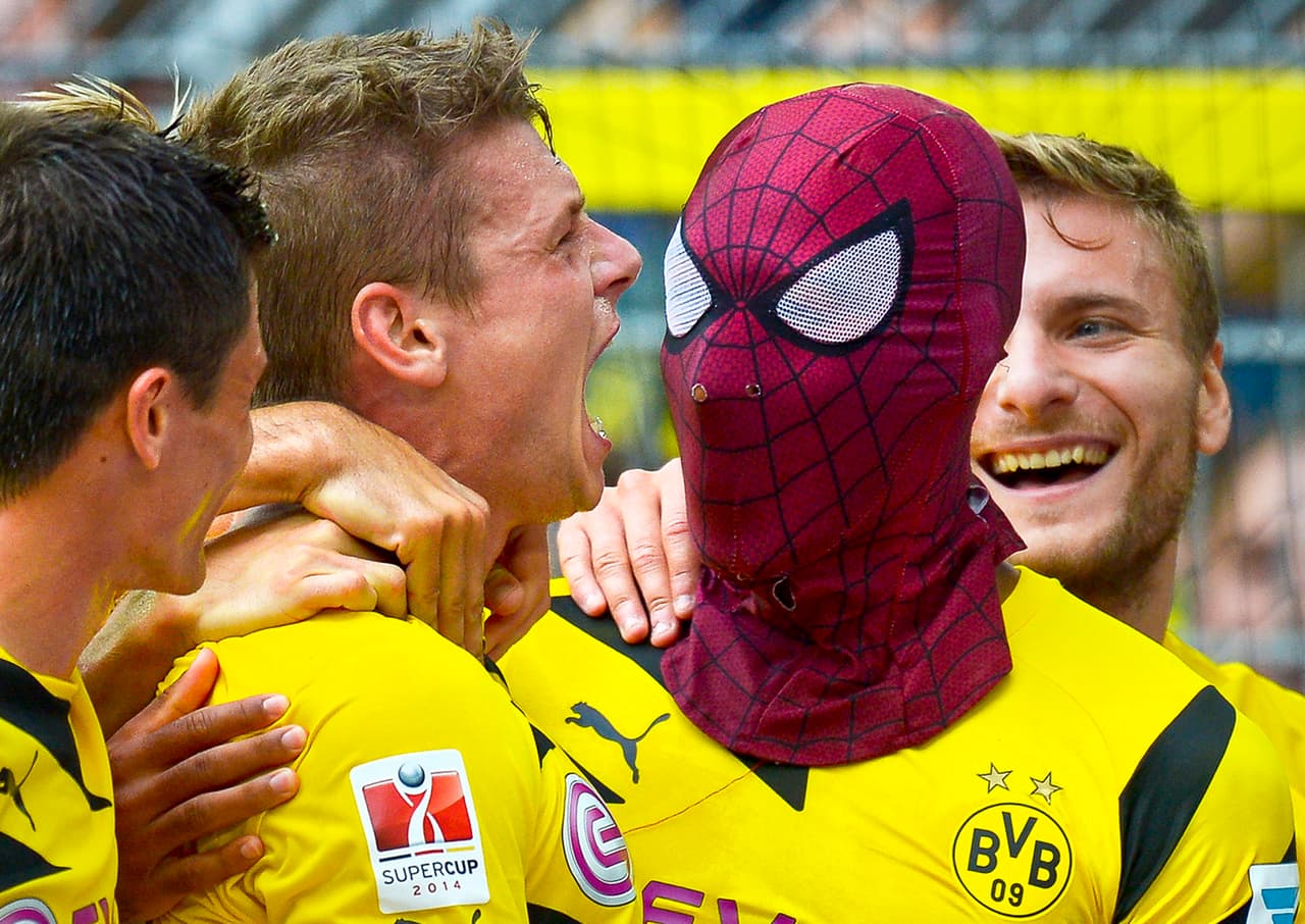 <b>Pierre-Emerick Aubameyang </b>– El futbolista gabonés celebró con una máscara de spiderman luego de anotarle al Bayer Múnich en la Supercopa de Alemania.