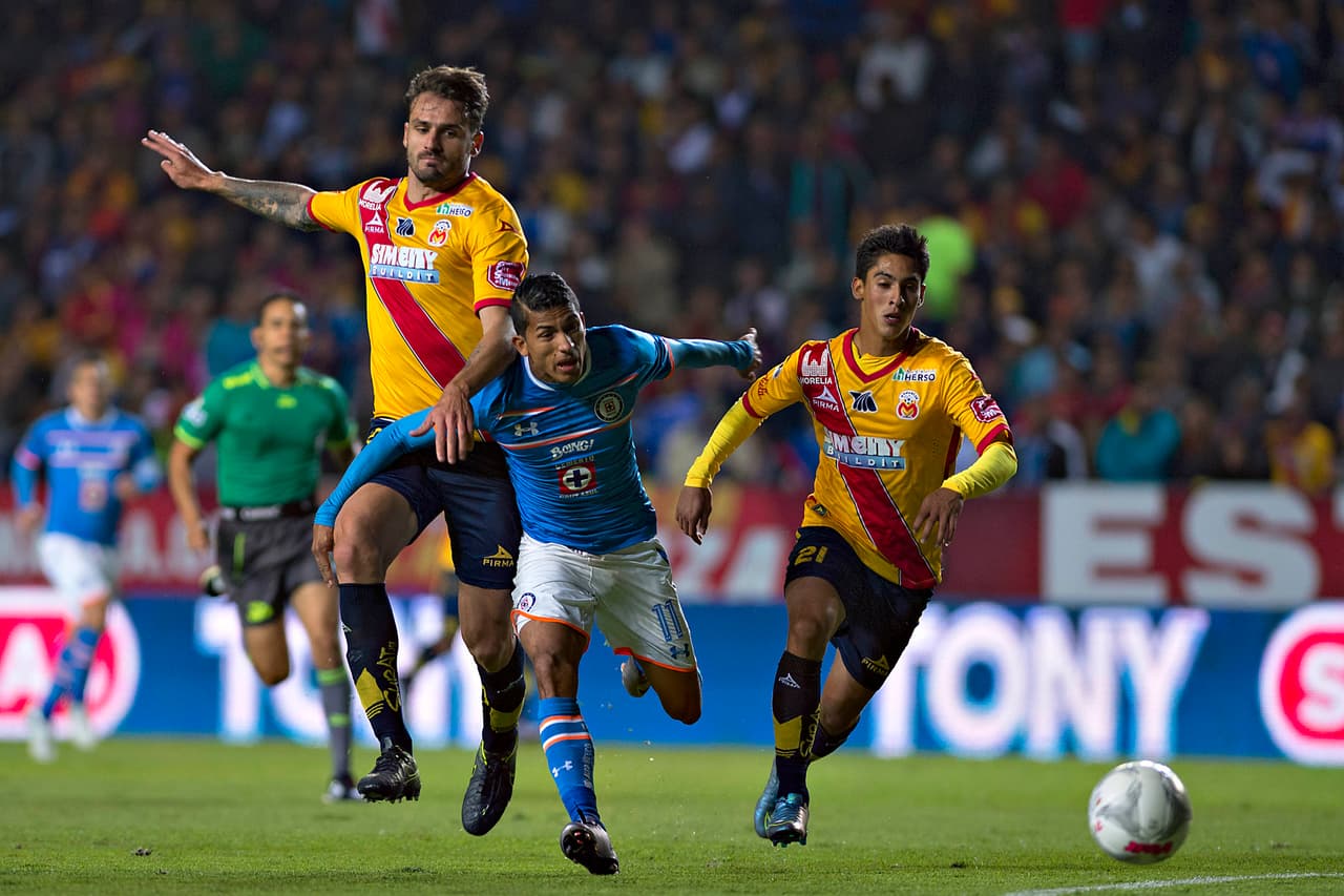 Cruz Azul supo sobreponerse de una desventaja tras el gol conseguido por Rodrigo Millar de Monarcas Morelia para darle la vuelta al encuentro con los goles de Benítez y Giménez. Los celestes no pudieron contar con todos sus refuerzos más que con Aldo Leao y Guerrón que entró en la compensación.