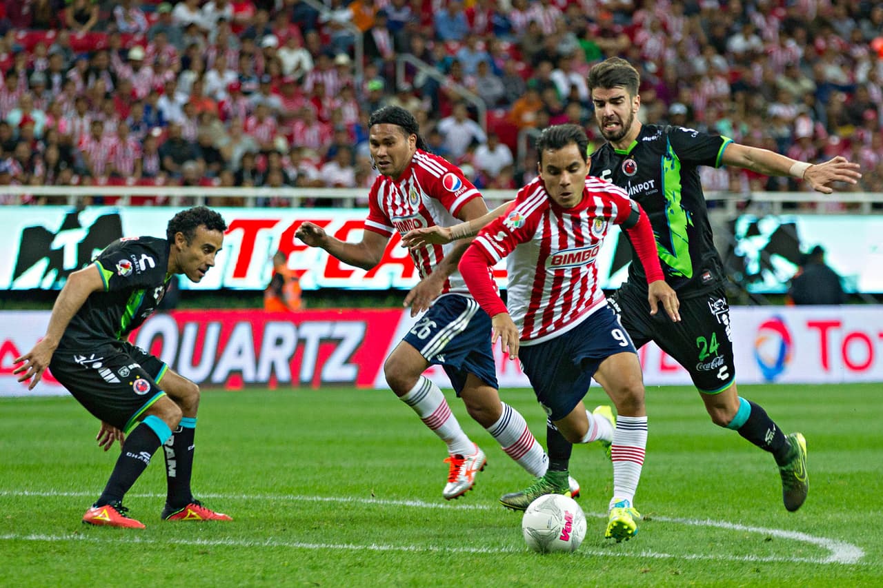 Los tapatíos intentaron mostrar una mejor cara en el ataque con paredes y juego vertical, pero la falta de contundencia y temor a ser protagonista hicieron efecto al final con la igualada.