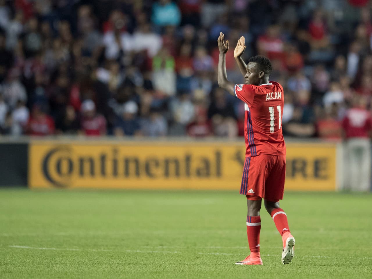 Serio candidato a quedarse con el reconocimiento al Jugador de la Semana, David Accam marcó tres tantos en el 4-0 de Chicago Fire sobre Orlando City. (USA Today Images)