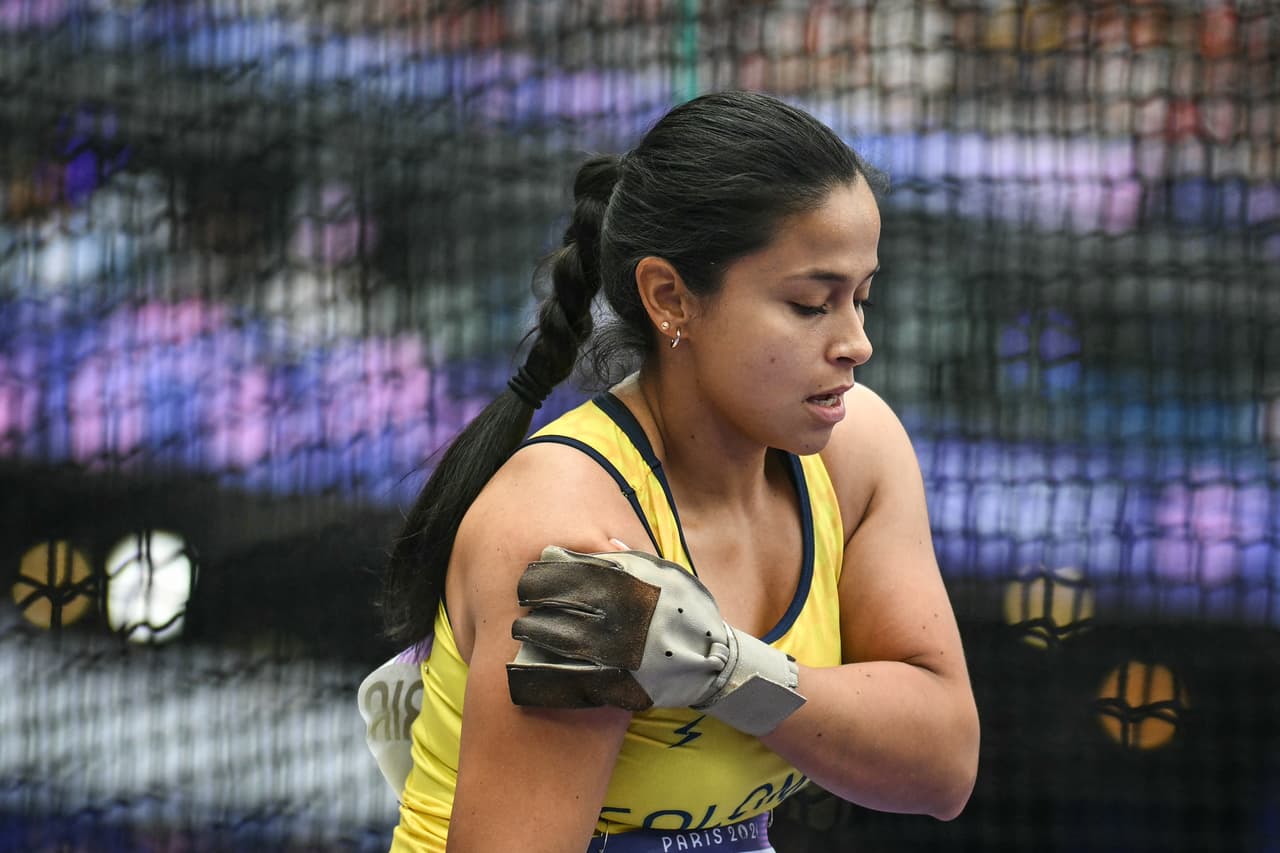 Colombia's Mayra Gaviria gets injured in the women's hammer throw qualification of the athletics event at the Paris 2024 Olympic Games at Stade de France in Saint-Denis, north of Paris, on August 4, 2024. (Photo by Andrej ISAKOVIC / AFP) (Photo by ANDREJ ISAKOVIC/AFP via Getty Images)