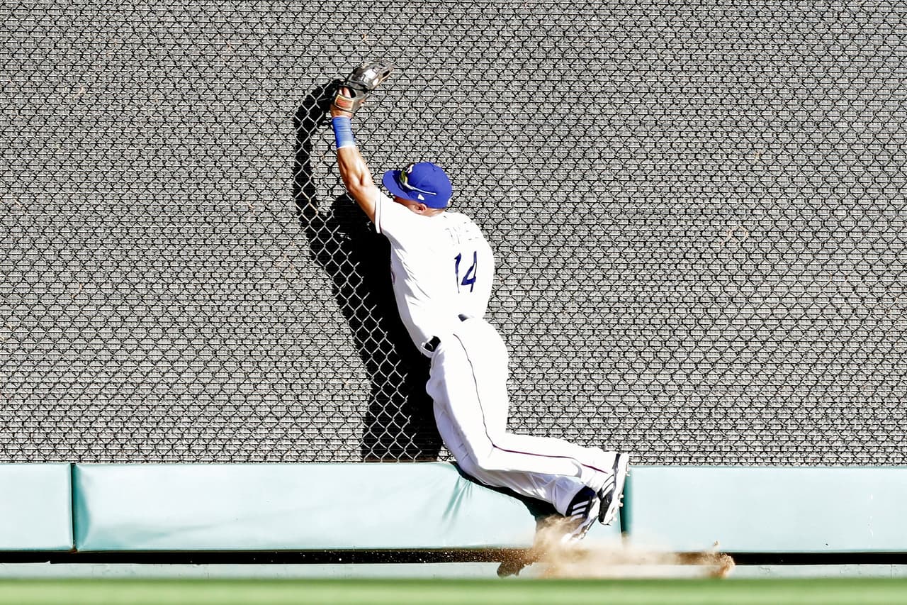 Carlos Gomez de Rangers de Texas agarró un pelotazo de Encarnación en el partido contra Toronto Blue Jays en el primer juego de postemporada.