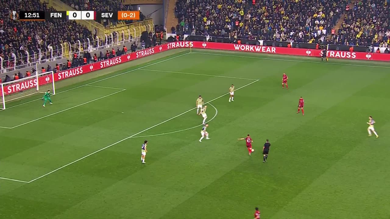 ¡TIRO ATAJADO! disparo por Ivan Rakitic.