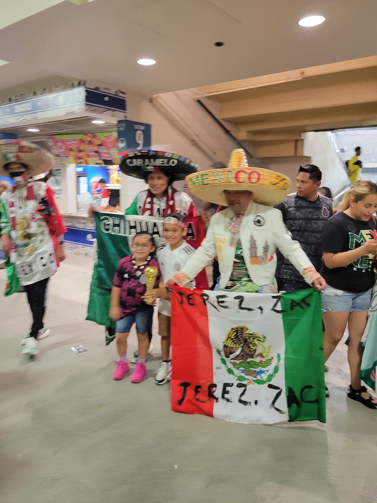 José Alday compartió fotos de los asistentes con los tradicionales sombreros.