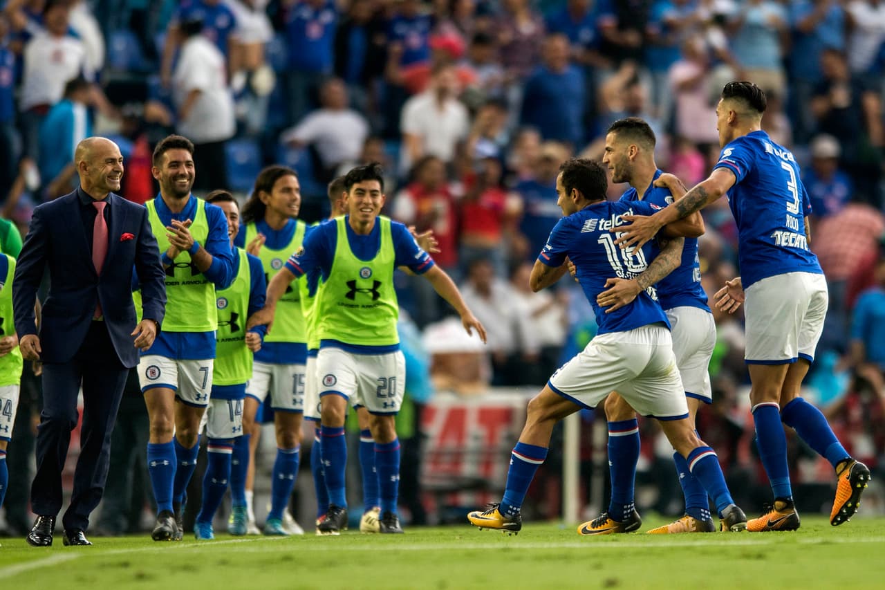 <b>Cruz Azul pone en juego su invicto ante Puebla</b>
<br>
<br>8. Cruz Azul buscará seguir invicto, es uno de los dos equipos de la Liga MX que aún no conoce la derrota, su último descalabro fue justo contra Puebla, su rival de este fin de semana ¿Seguirá la buena racha de Paco Jémez que suma 14 fechas sin perder?