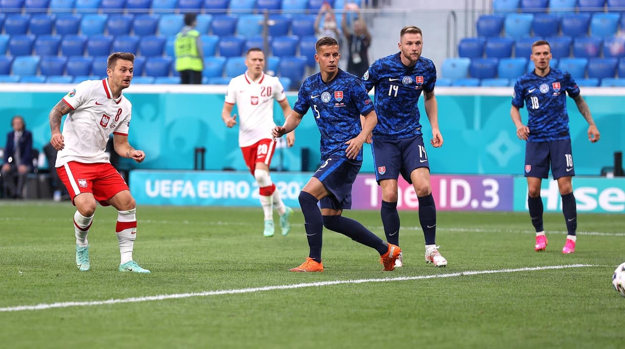 Eslovaquia logra sacar la victoria ante Polonia 2-1 en San Petersuburgo, Rusia. Robert Mak provoca la jugada para el primer gol para los eslovacos y, a segundos de iniciar la segunda parte, Karol Linetty empata el encuentro. El gol del triunfo fue de Milán Skriniar al 69' y consiguen sus primeros tres puntos en el Grupo E de la Euro 2020.